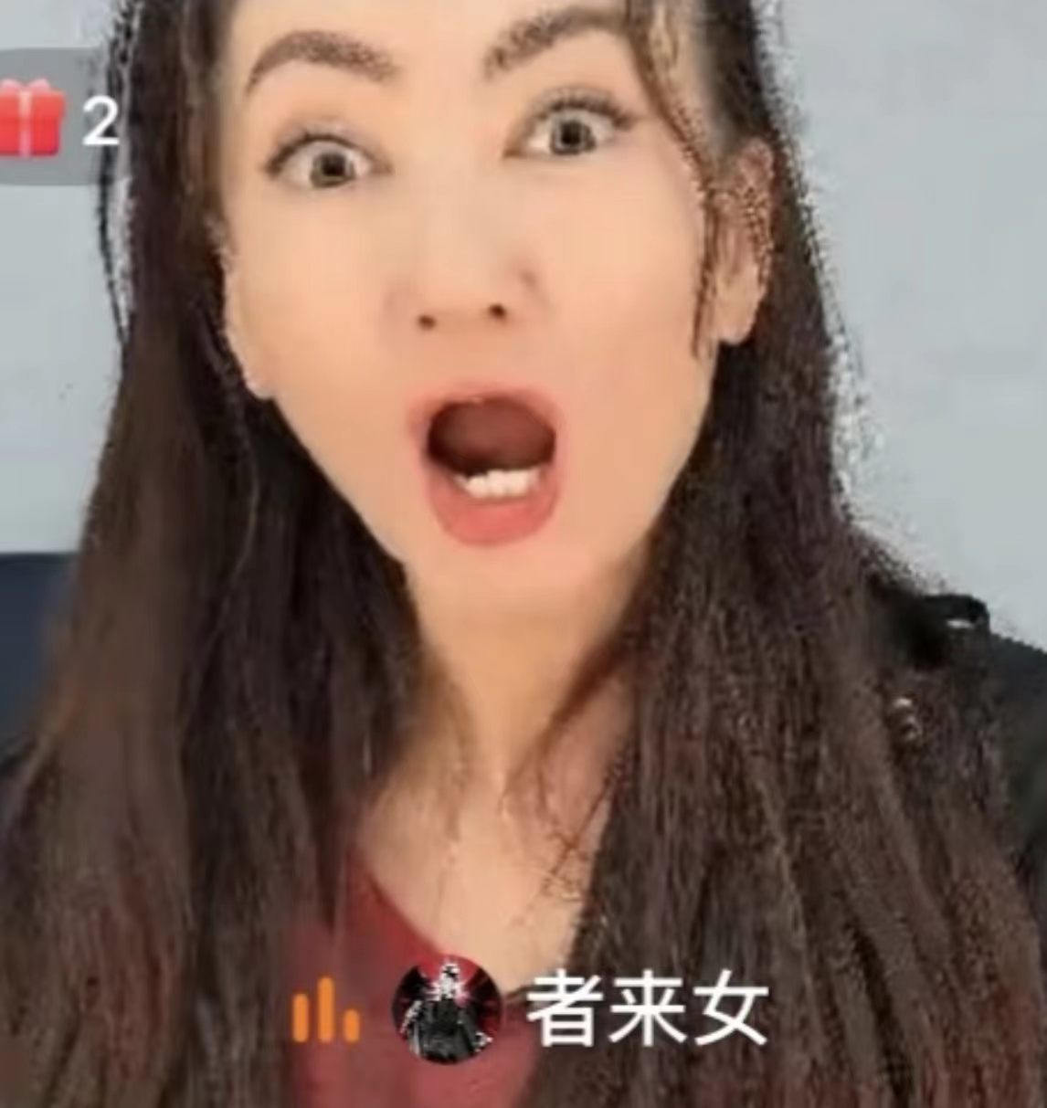 孙怡直播炫耀者来女送的手环 孙怡在直播里拿着者来女送的手环到处炫耀，小表情傲娇又