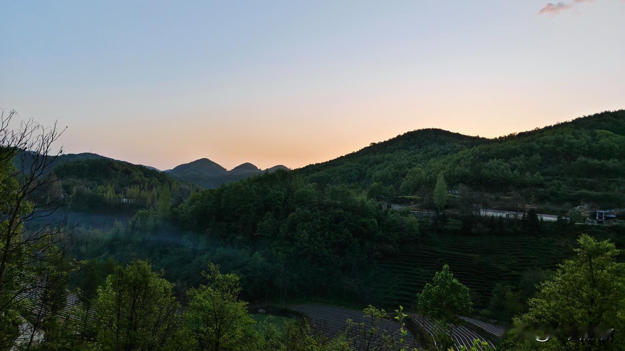 请友友对下联！
上联：春光入墨成佳句
下联：夏暑出书尽美篇
        （下