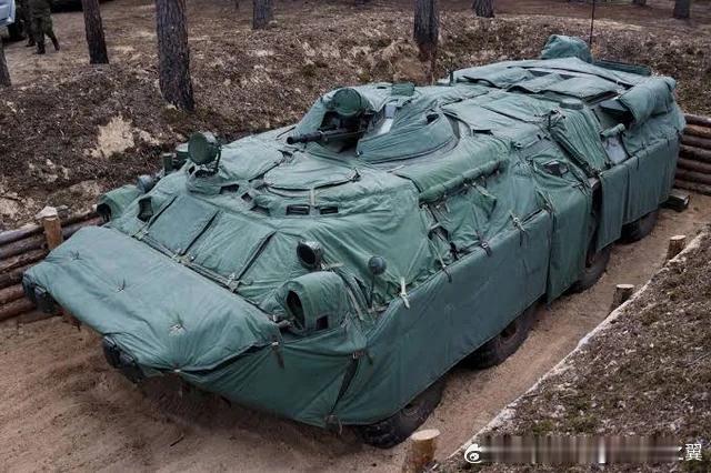 俄军BTR-80的Nakidka伪装毯 ​​​