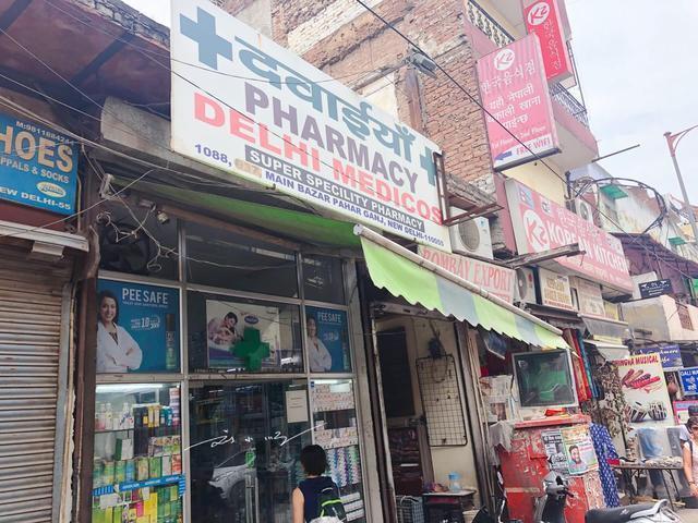 实拍印度街头药店，环境简陋，药价便宜，老板：很多中国游客来买？

前些年，我和朋