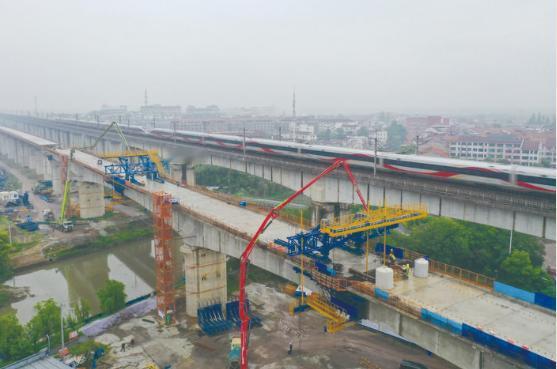 金塘特大桥最长连续梁顺利合龙
4月16日，在金东区孝顺镇，金华铁路枢纽扩容改造工