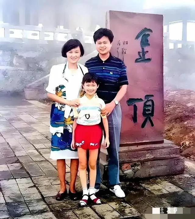 李宇春一家三口的合影。
从照片上看，李宇春从小就是一个“假小子”，难怪成年后的她