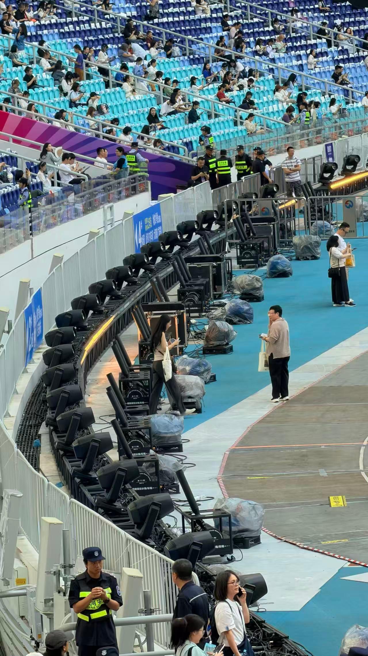 周深周深反深代词实体专5月预售周深广州演唱会 哇塞   米姐气球人来了 