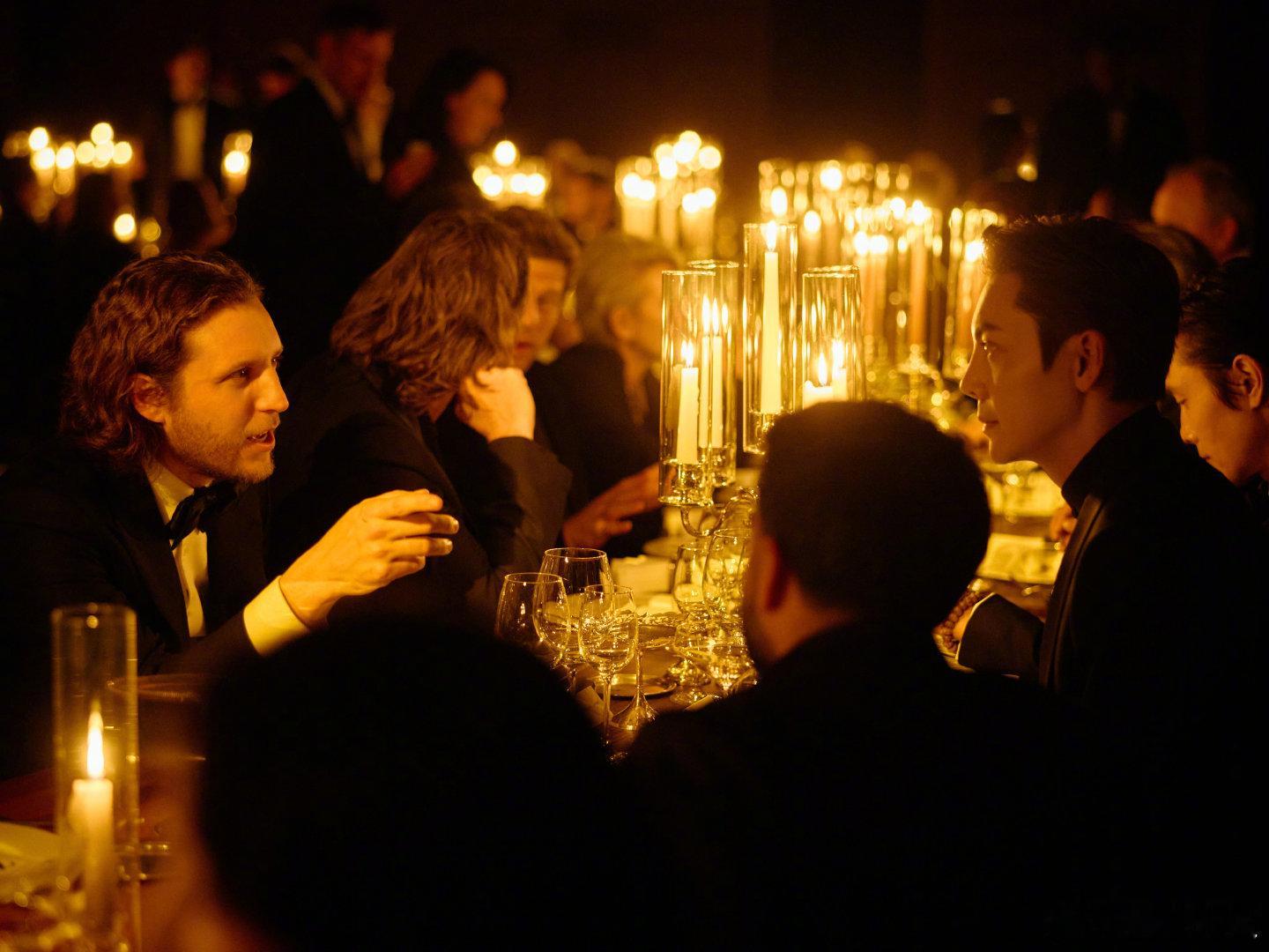 陈伟霆老钱风半永久三件套 背头、眼镜、西装，老钱风依旧是的舒适区！hello时装