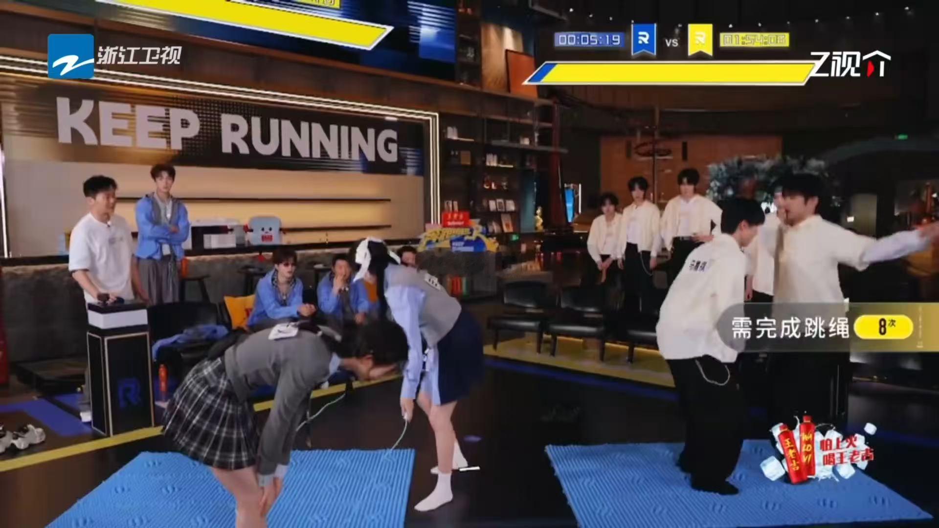 马嘉祺刘耀文在趾压板上跳绳奔跑吧 马嘉祺和刘耀文的表情变化比跳绳次数还精彩，从一
