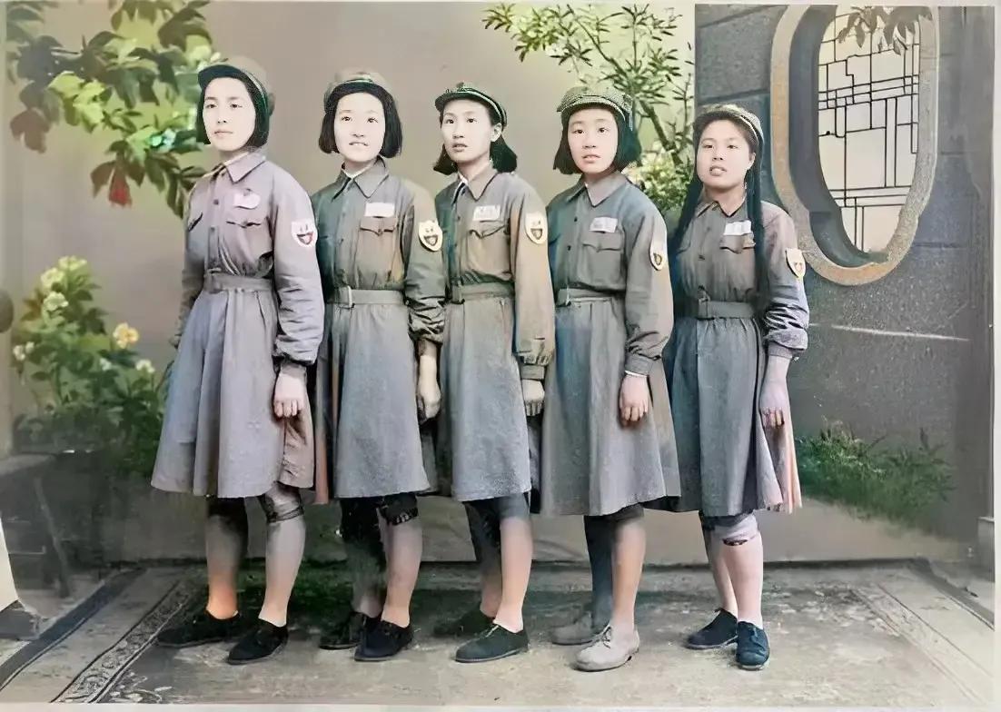 新中国最早的女警察，分别拍摄于1949年，1950年，1952年。