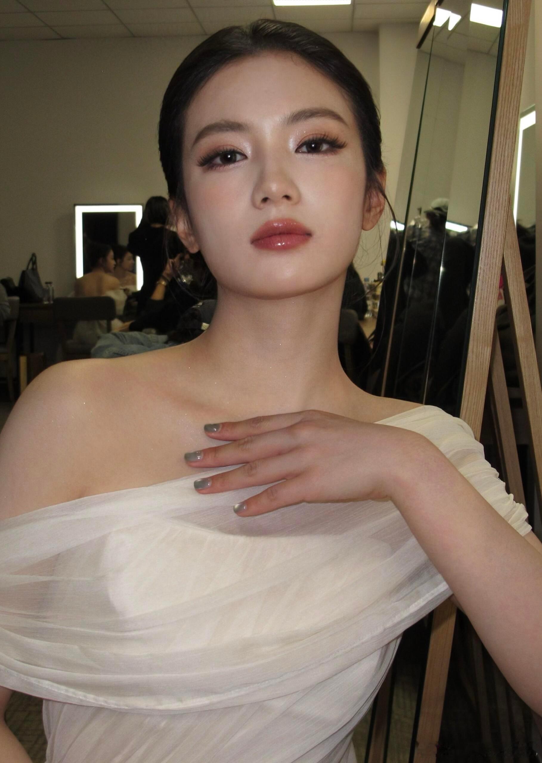 张雅钦画的柔纱流光妆💄 梅誉轩 