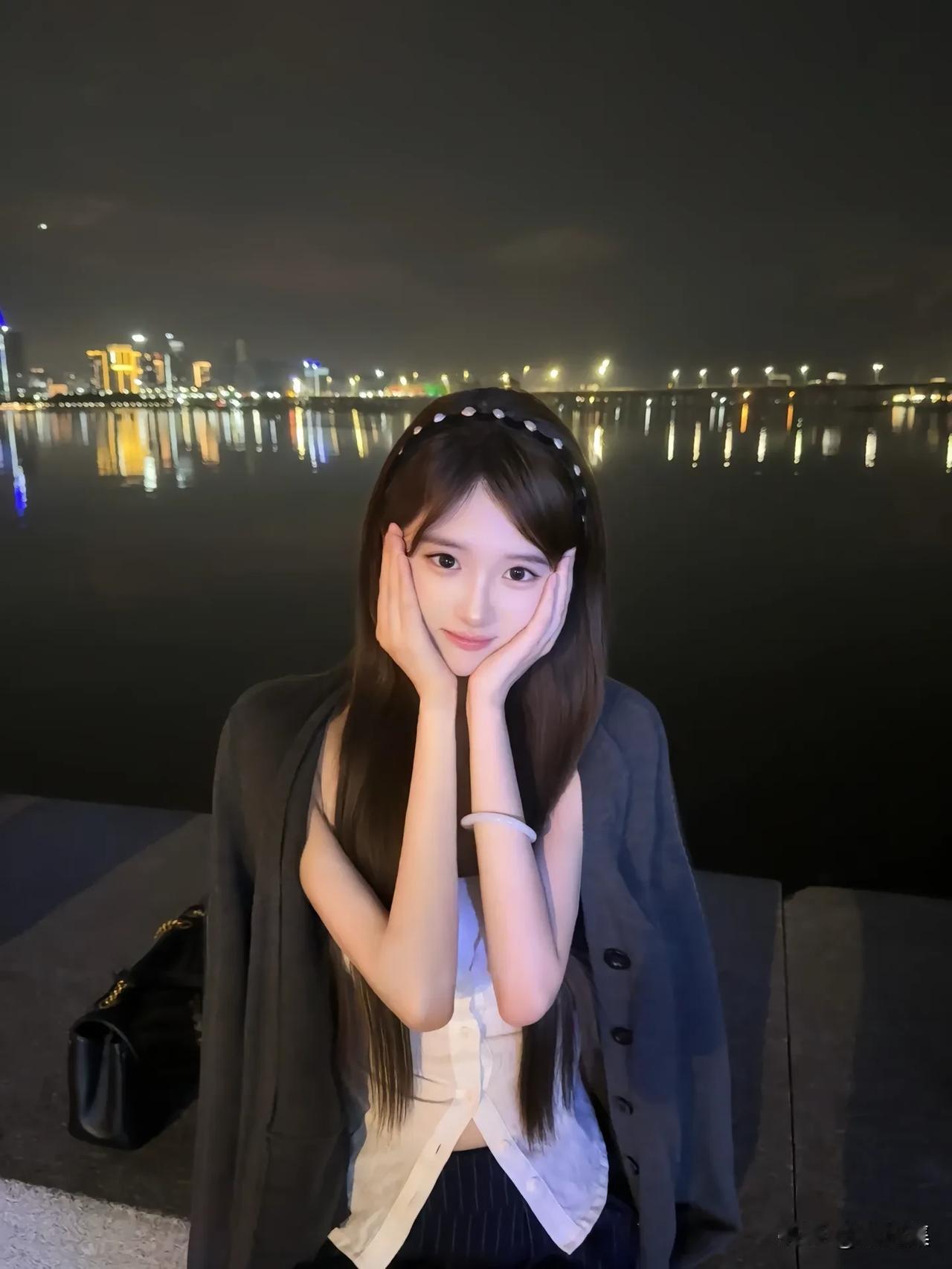 夜晚河畔的少女，静谧而美丽