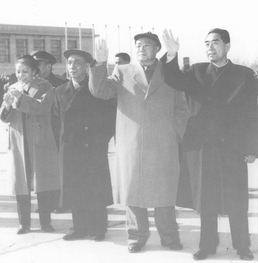 1950年底，刘伯承受命在南京筹建军事学院，他向中央提议：请陈毅兼任军事学院政委