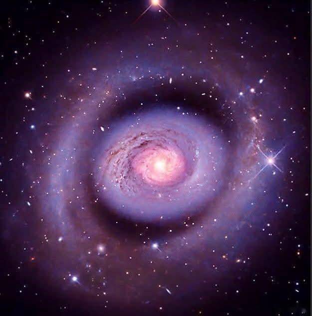 一个宇宙之眼从1600万光年之外直直地凝视着我们！这张壮观的图像捕捉到了螺旋星系
