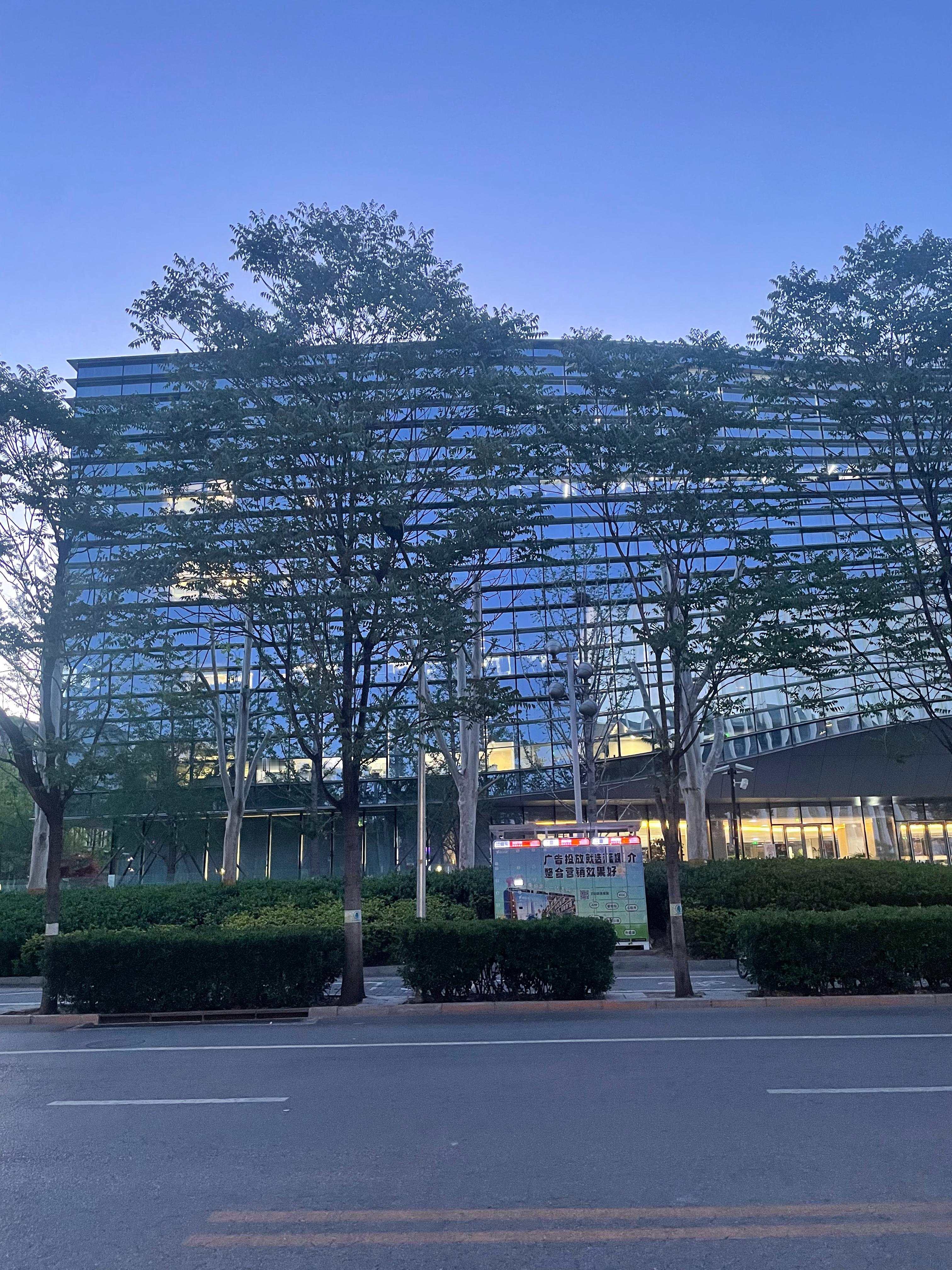 凌晨5点多，下播后打顺风车回家。司机是个大姐，说要去吃一家网红牛肉面。我很震惊，