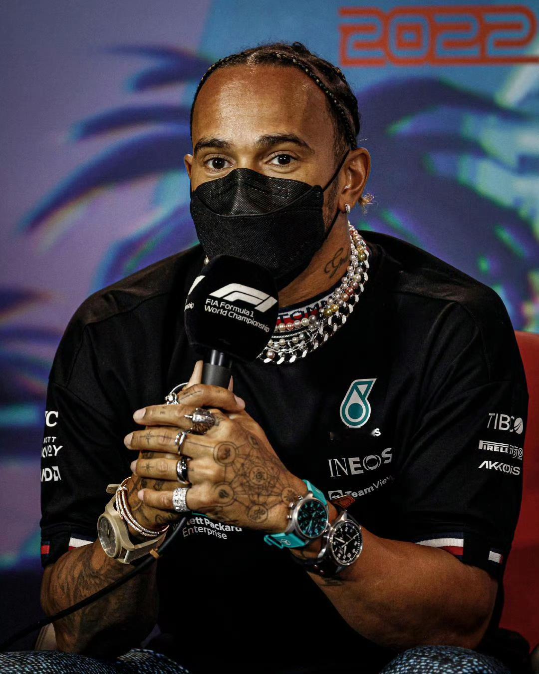 汉密尔顿的项链，比他的车抢镜快
F1有个定律：迈阿密站围场镜头给到汉密尔顿时，网