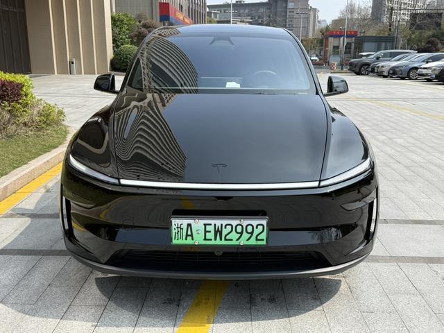 老车主复盘向·开了3年Model Y，我劝你优先选准新二手车
作为一名开了3年特