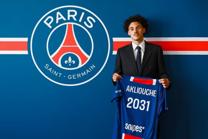 #巴黎签约24岁法国边锋阿克利乌什#官方消息，巴黎从摩纳哥签下24岁的法国国脚阿