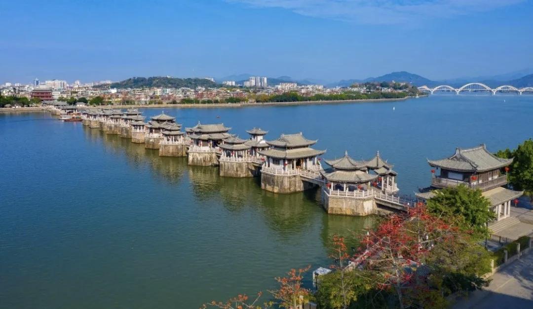 【岁月如河，深浅皆需自渡；遗憾如风，聚散终成过往】
        岁月如河，深