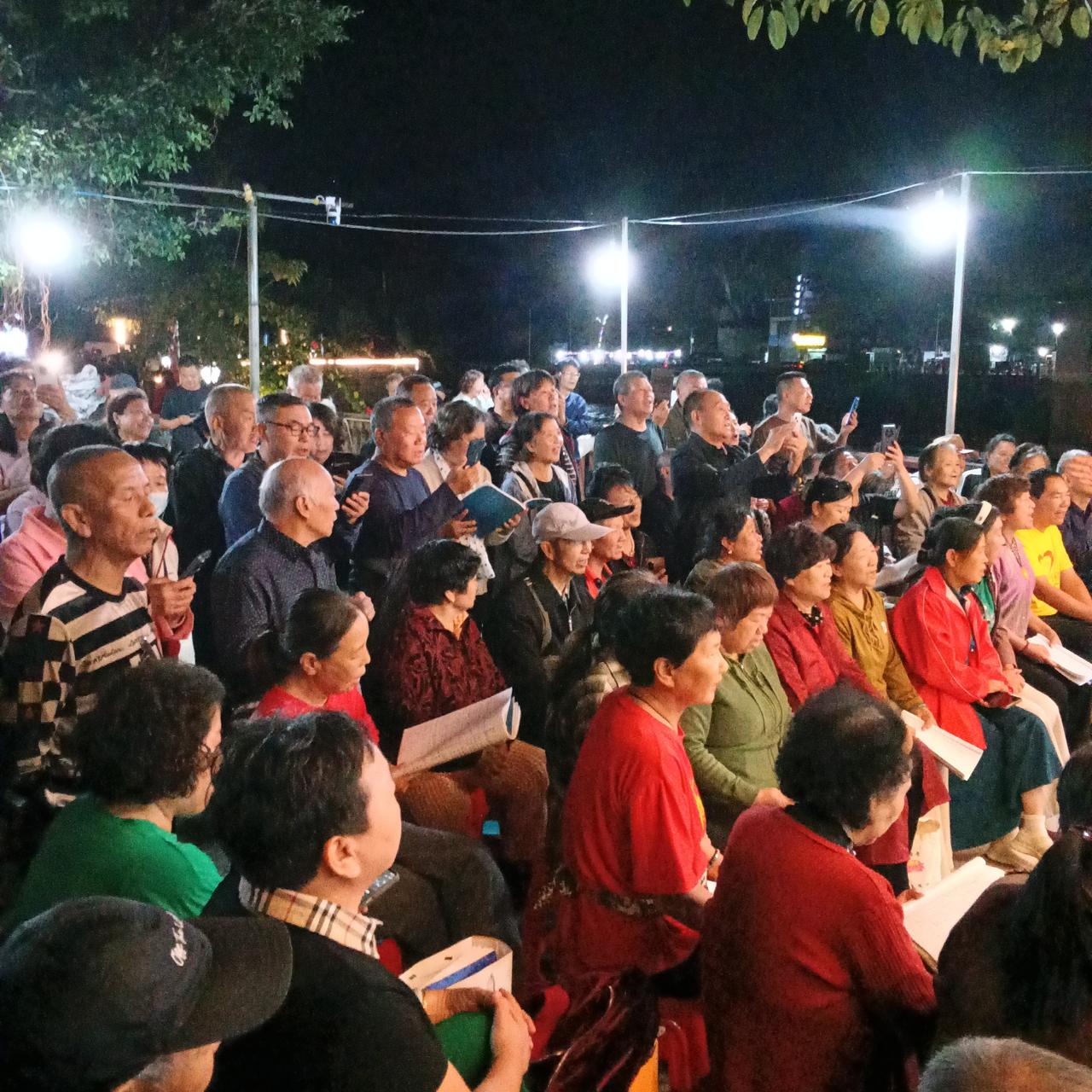 巴马坡月村的红歌合唱团
每晚6:30凝聚力超强！！！

来到巴马第3天走过坡月村