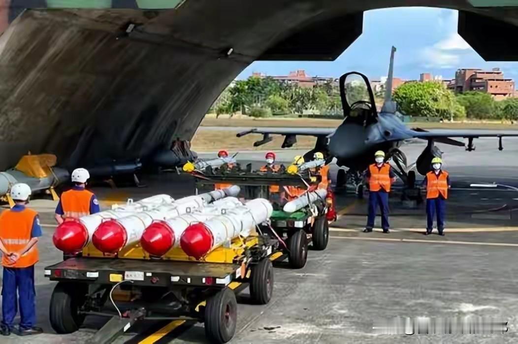 半个多世纪没人敢破的规矩
特朗普一句话就给掀了！
总价值超310亿美元的对台军售