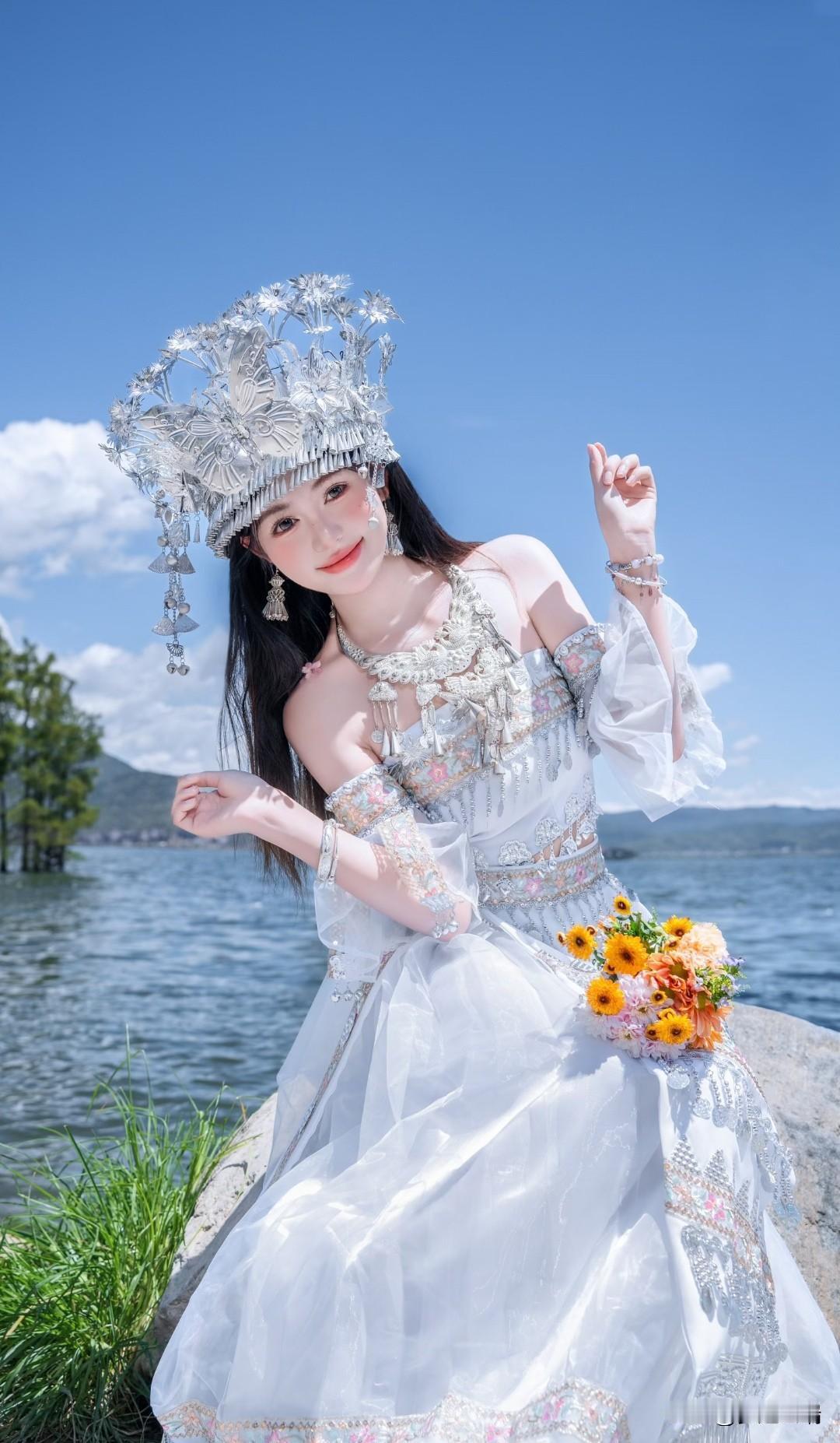 湖畔美人，花束相伴，名族风犹存。