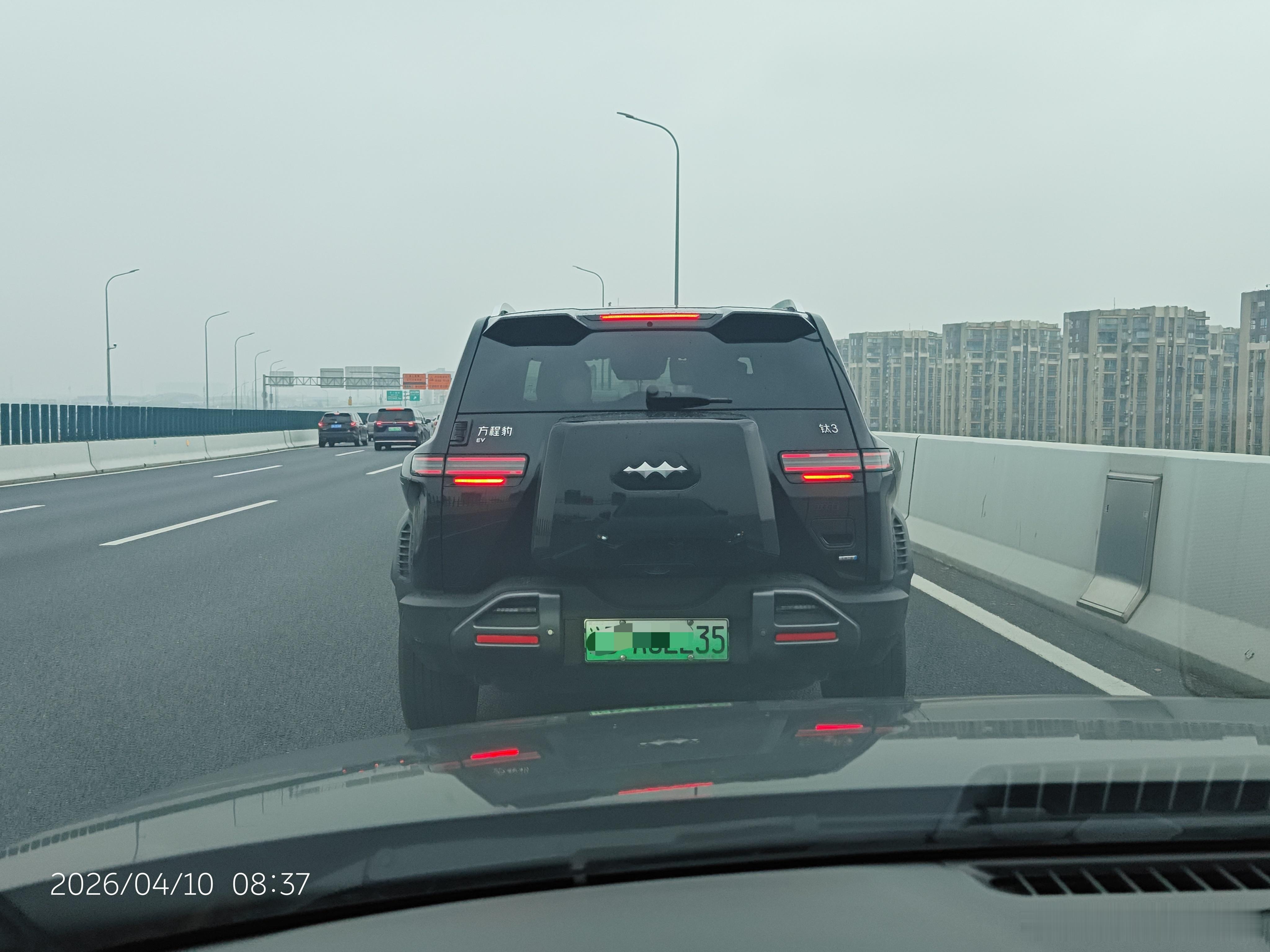 新能源方盒子 今天早高峰路上看到一辆钛3（图1），尾门是从右往左开，记得路虎卫士