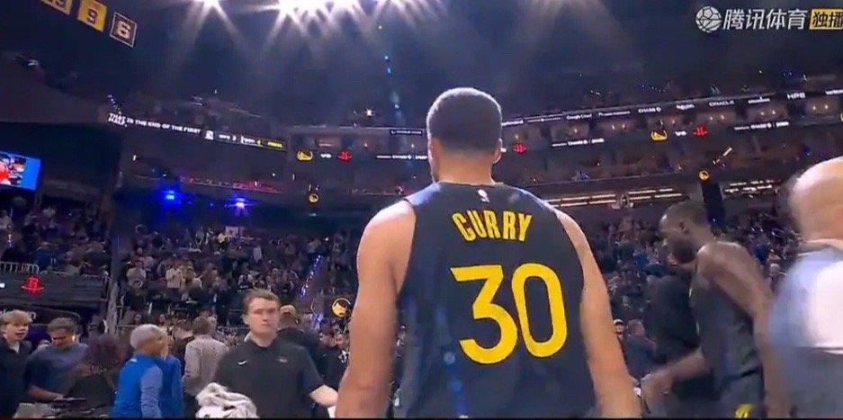 勇士主场输火箭，100-104，被火箭逆转，可以说是耻辱的一场球。火箭没有杜兰特