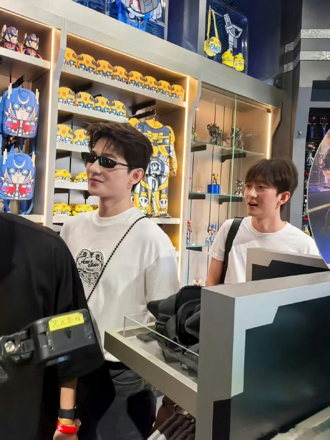杨洋去环球影城了挺好 ​​​