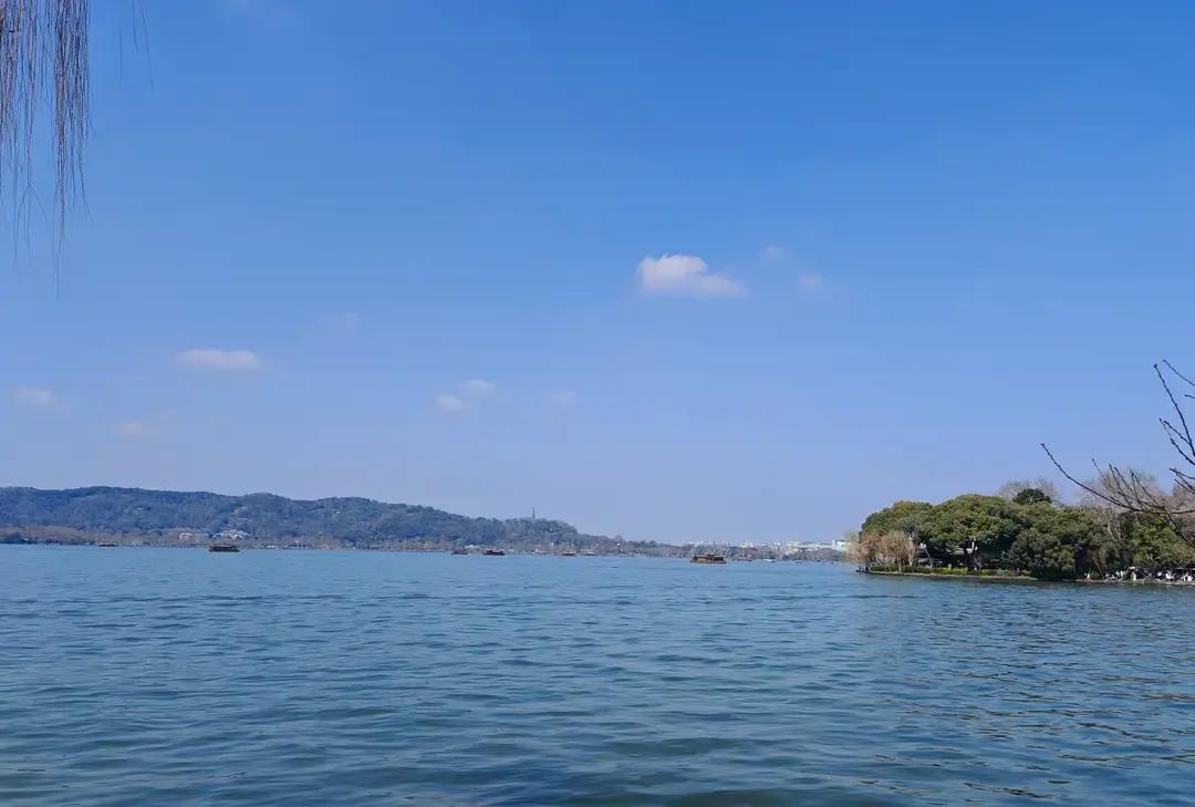 复婚第二年春节，老公初二一早拎包走人。

三十晚上他连抽三根烟，烟灰掉沙发缝里，