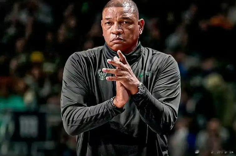 里弗斯卸任雄鹿主帅 下课了.....Shams：老里弗斯与雄鹿分道扬镳。 