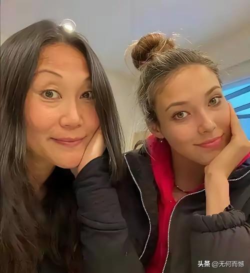 谷爱凌和母亲的这张合影，从模样到神态，这娘俩长的太像了，以前并没有注意到这些细节