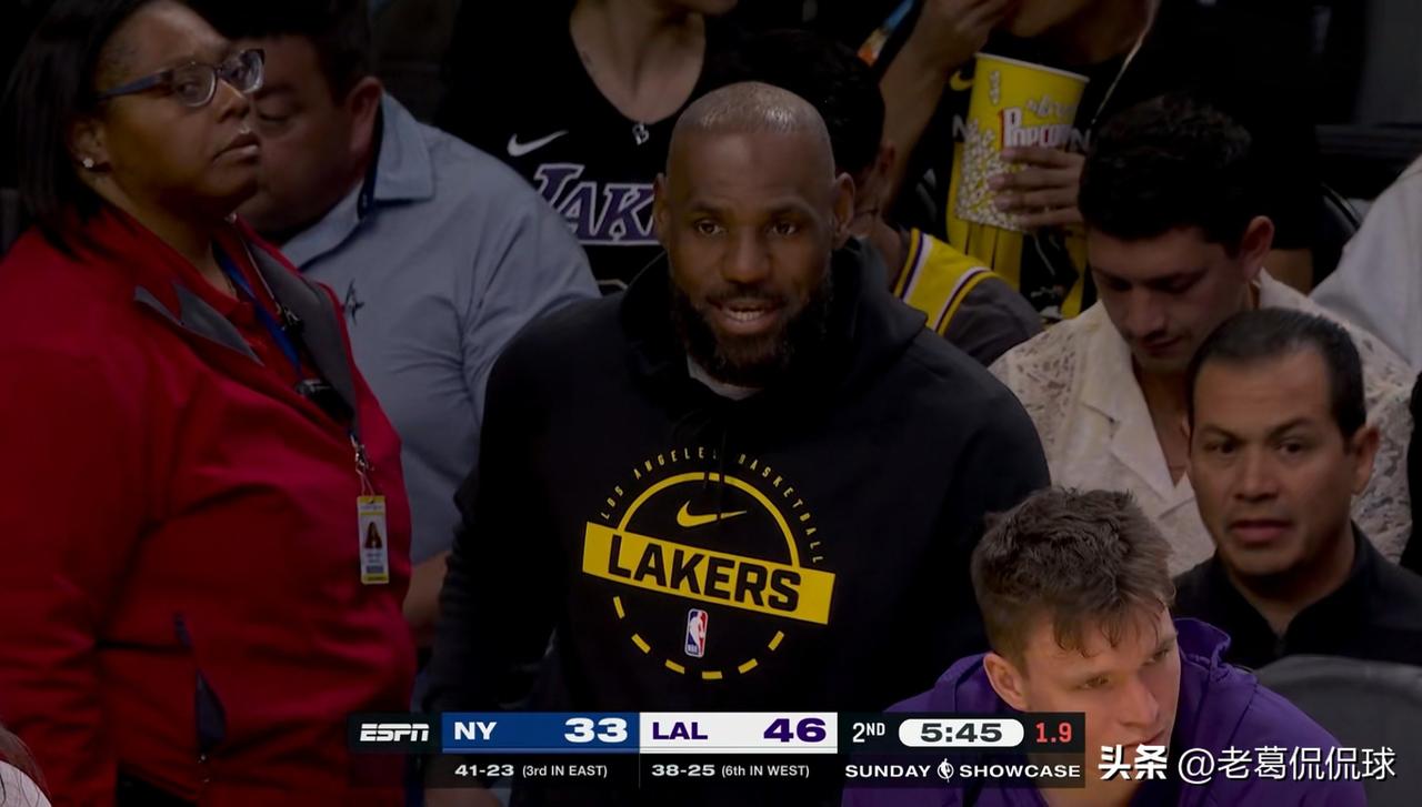 湖人超级明星詹姆斯真是特别的尴尬！今天湖人在主场以110：97战胜尼克斯，喜迎两