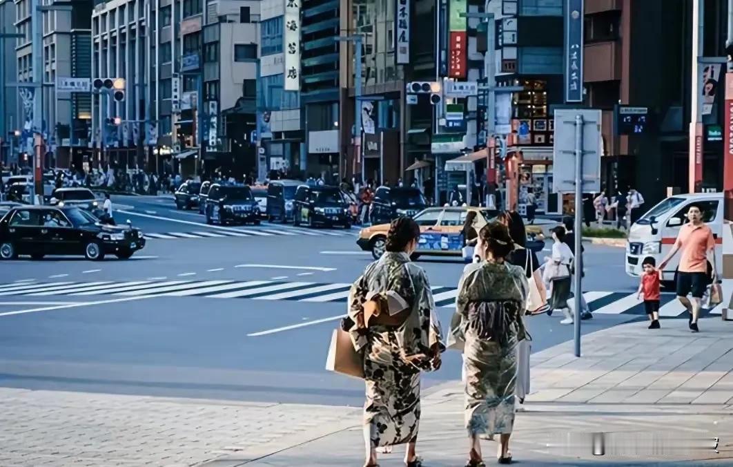 四十年来，中国最大的变化是:

1、离婚率居高不下，生育率每况愈下。

打开婚恋