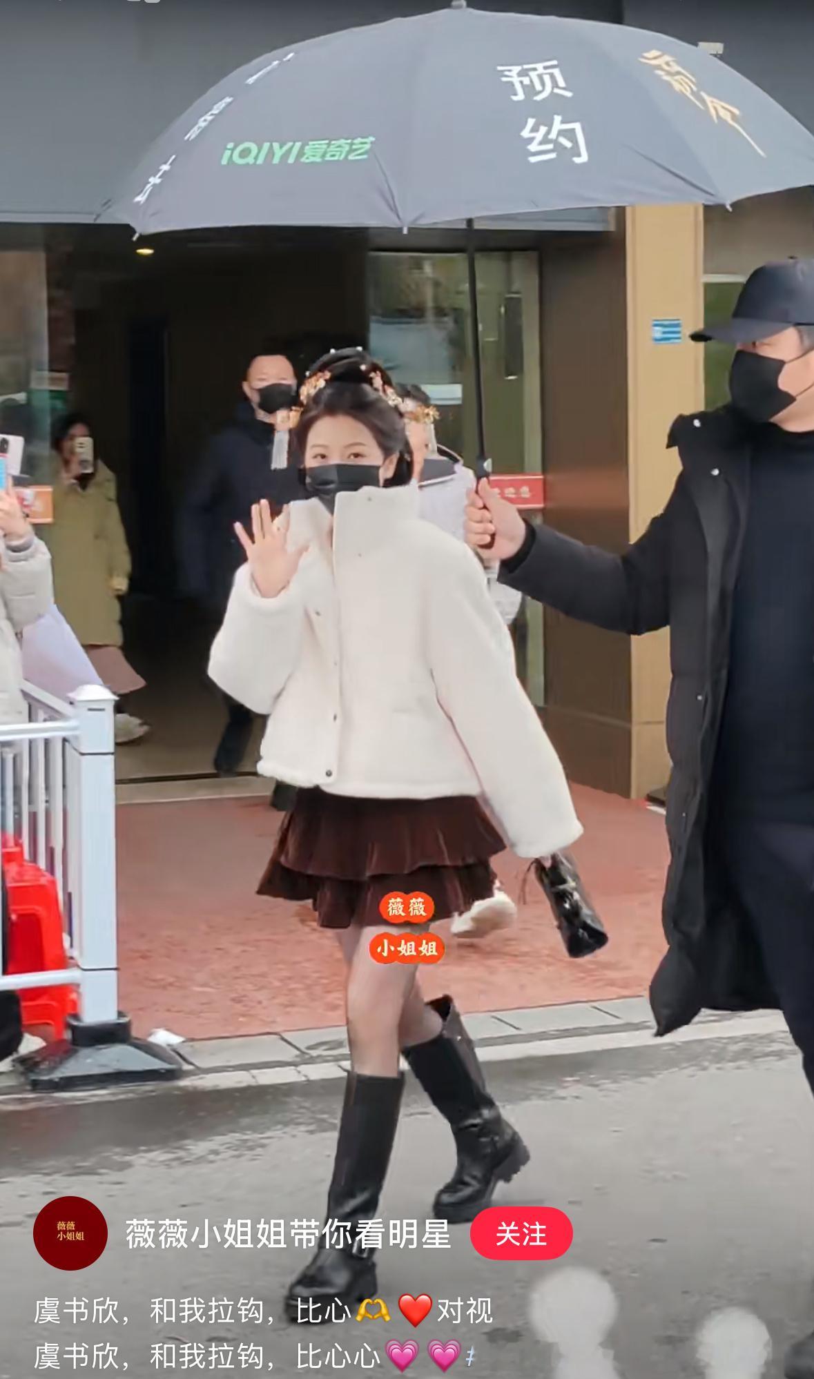 出妆啦！今天的头饰好好看！ 