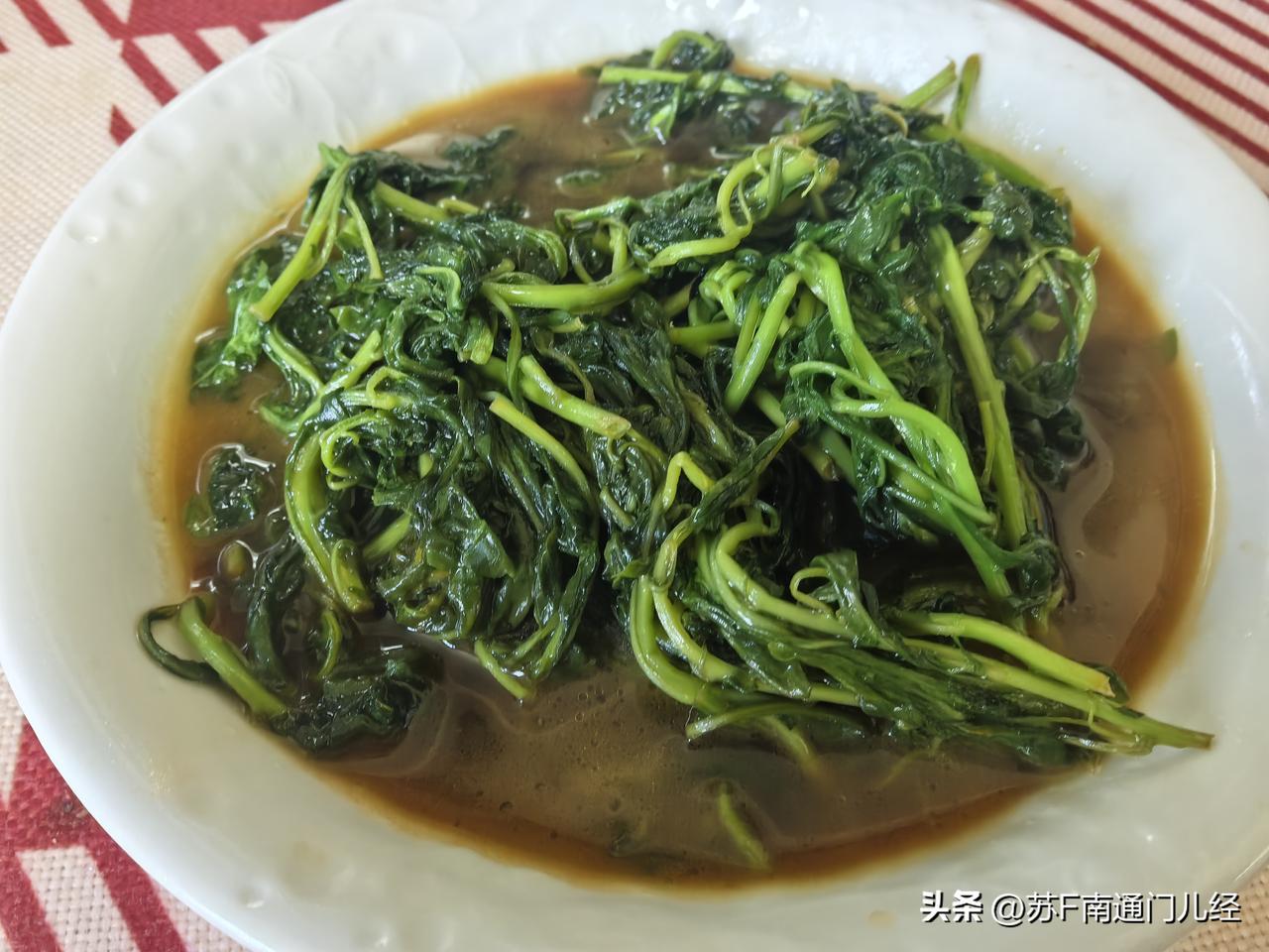 现在正是各种“春菜”上市的季节，马兰头、枸杞头、草头…其中比较特别是枸杞头，从小