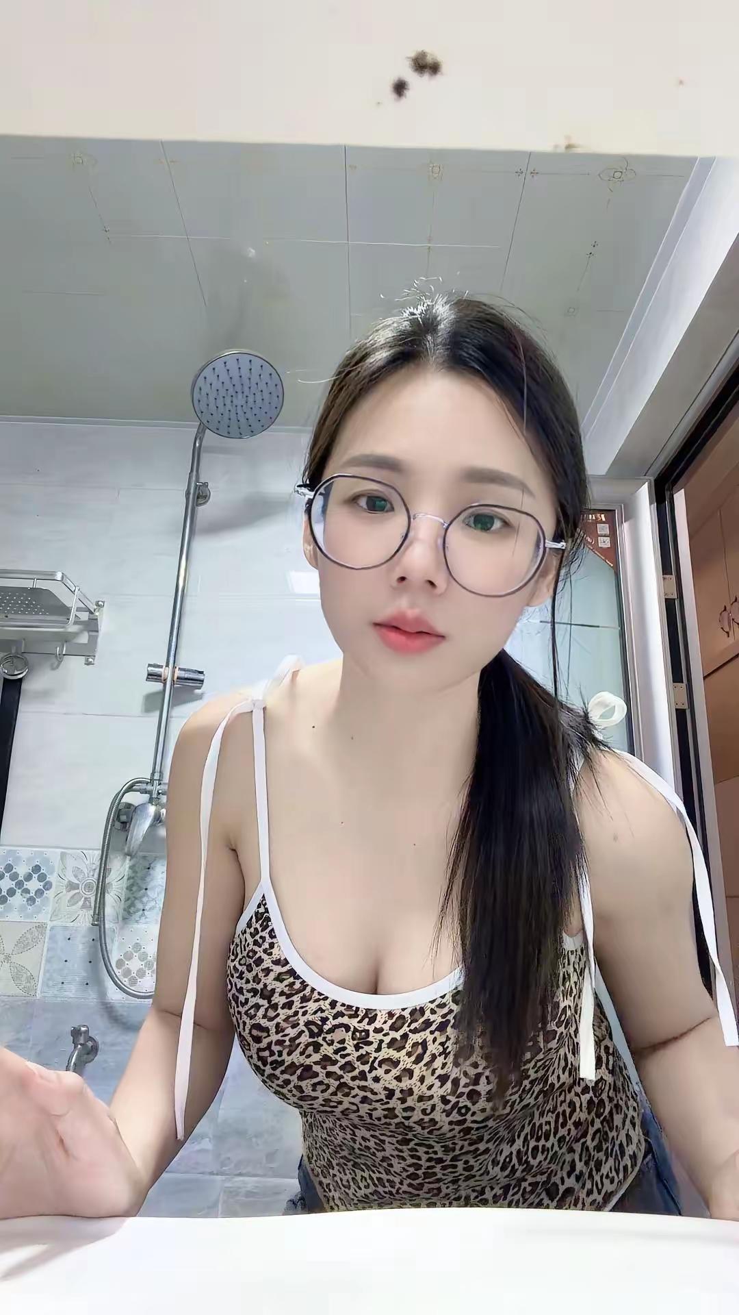 📸 在浴室里拍的可爱自拍，水雾缭绕，少女心满满！