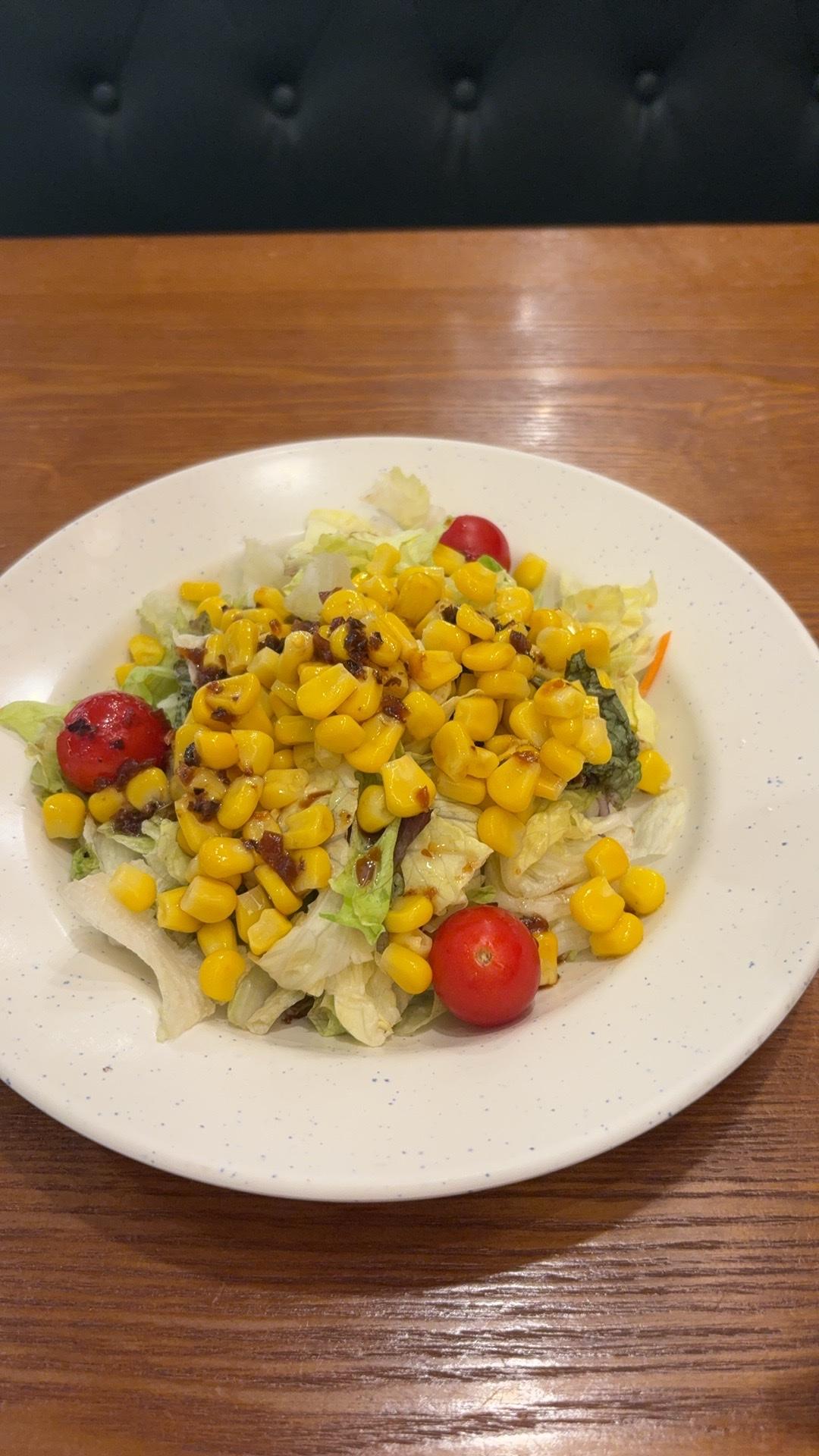 这个蔬菜沙拉9元，看起来很便宜，吃起来口感也还可以，冰过，在热天里吃的很舒服。