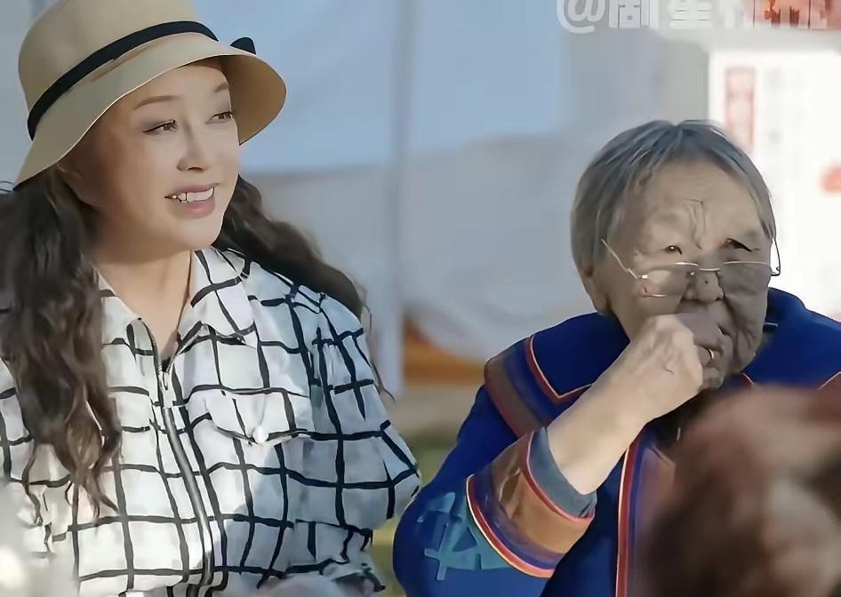 69岁，拍戏演18岁，不靠滤镜，靠命硬。
别人退休跳广场舞，她举铁练瑜伽，早餐只