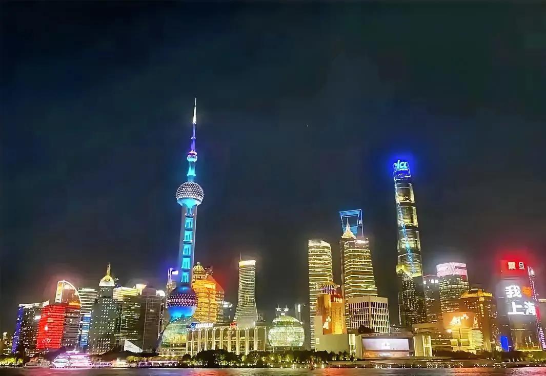 上海的夜景，仅仅用震撼二词来形容，感觉还是理曲词穷，确切的说上海的夜景看了让人晚