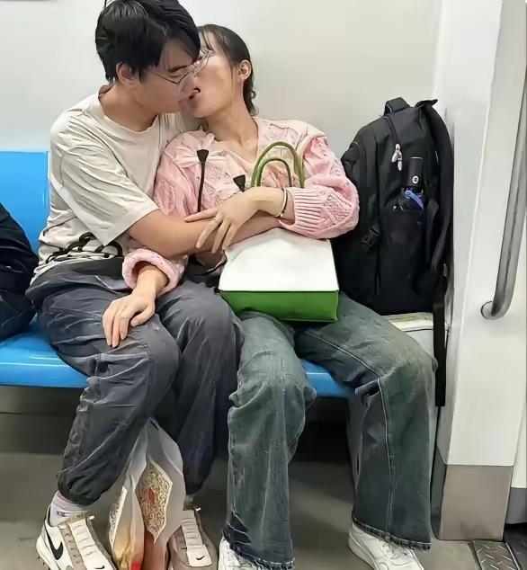 这两货在地铁上 ，把我当透明人…