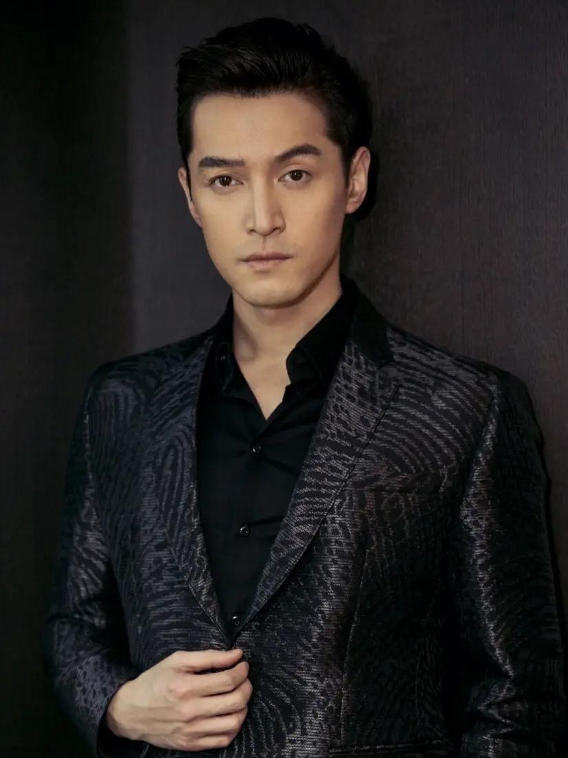 演员，胡歌说，车祸过后，我醒来之后，就问其他人要镜子，因为我的脸上缝了一百多针，