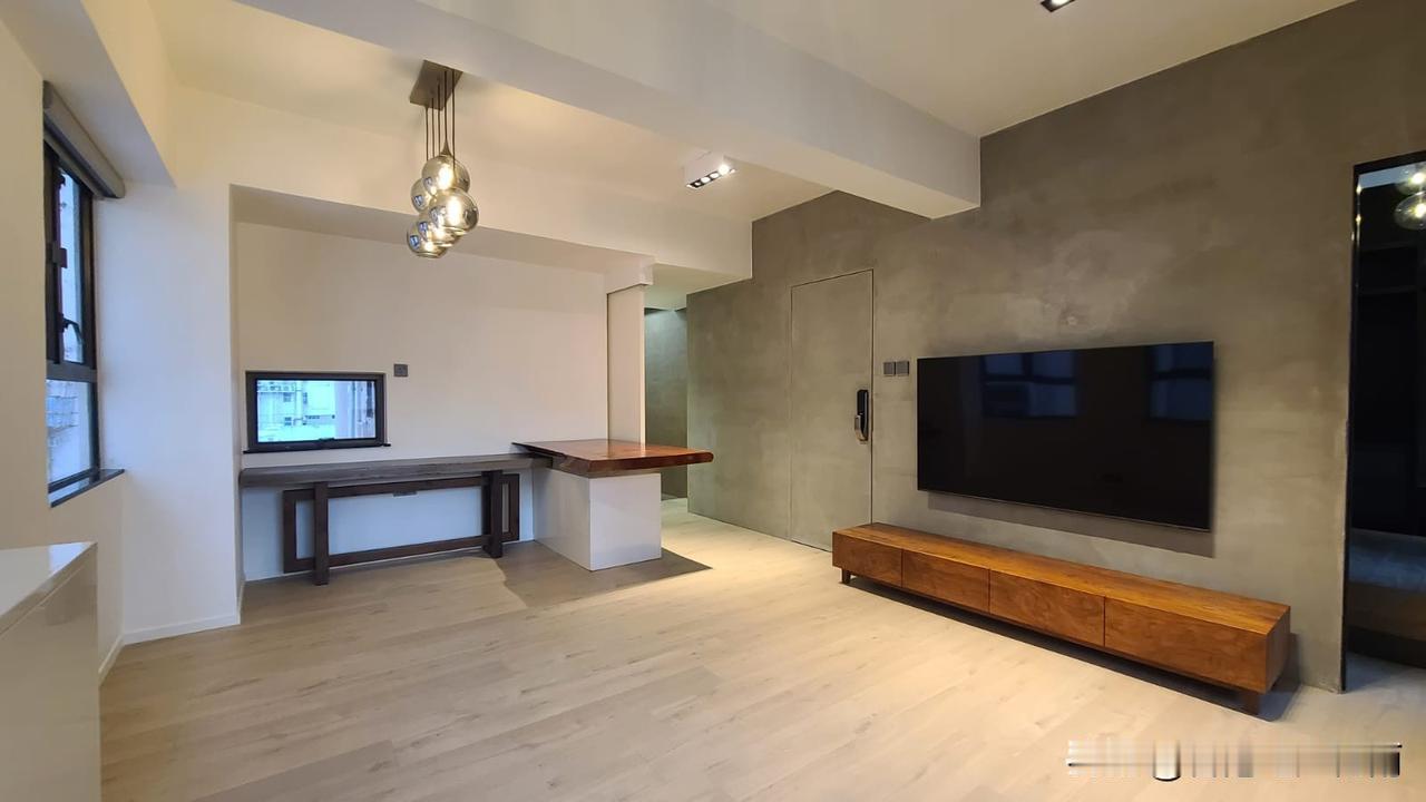 家人们，快来看看港岛跑马地宝藏屋！温馨亮堂装修，两房格局超实用。473 尺空间舒