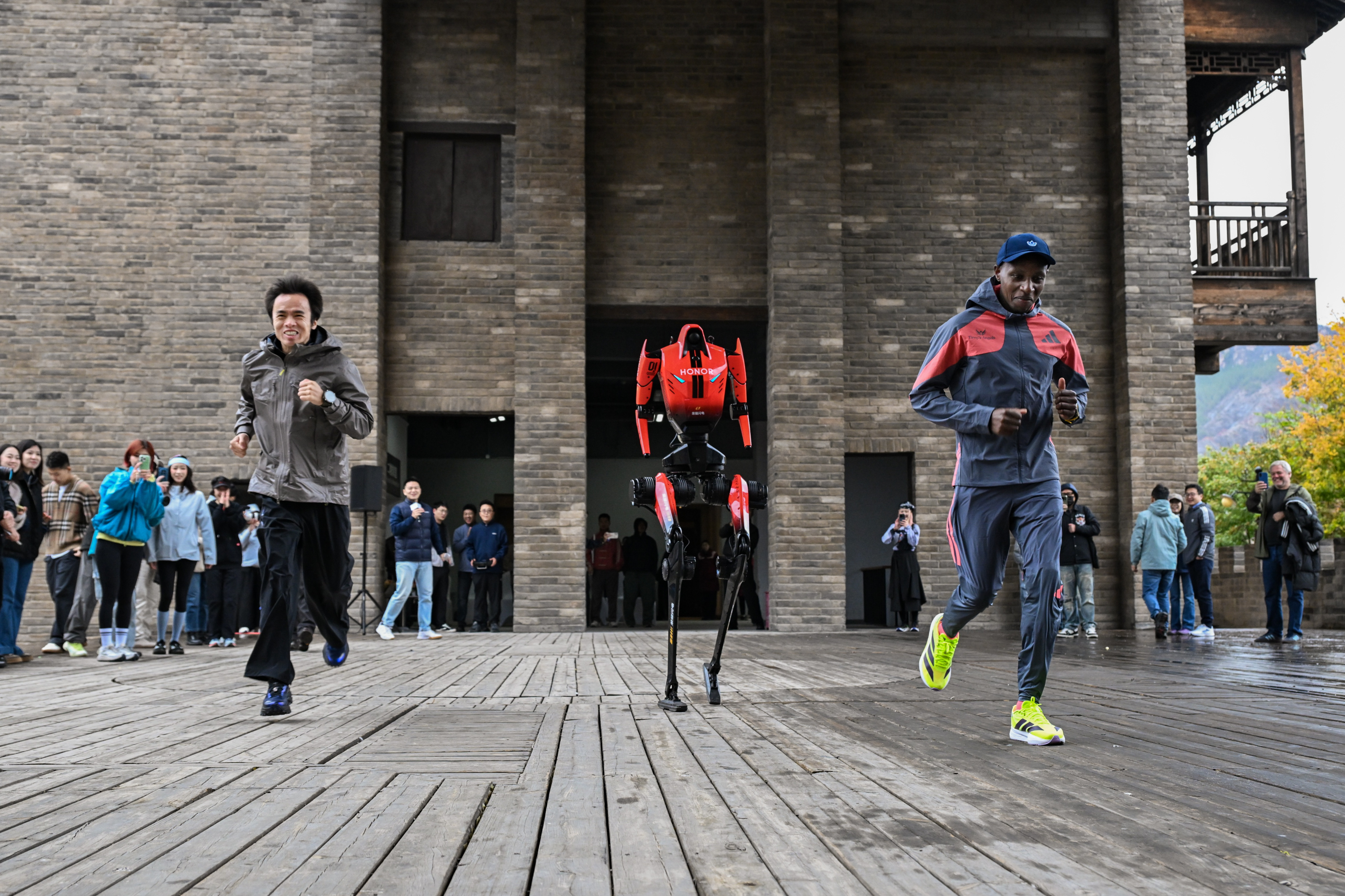 闪电萨维赵家驹罕见线下同框竞速北京长城脚下这场同框太有看点：破2的萨维、330公