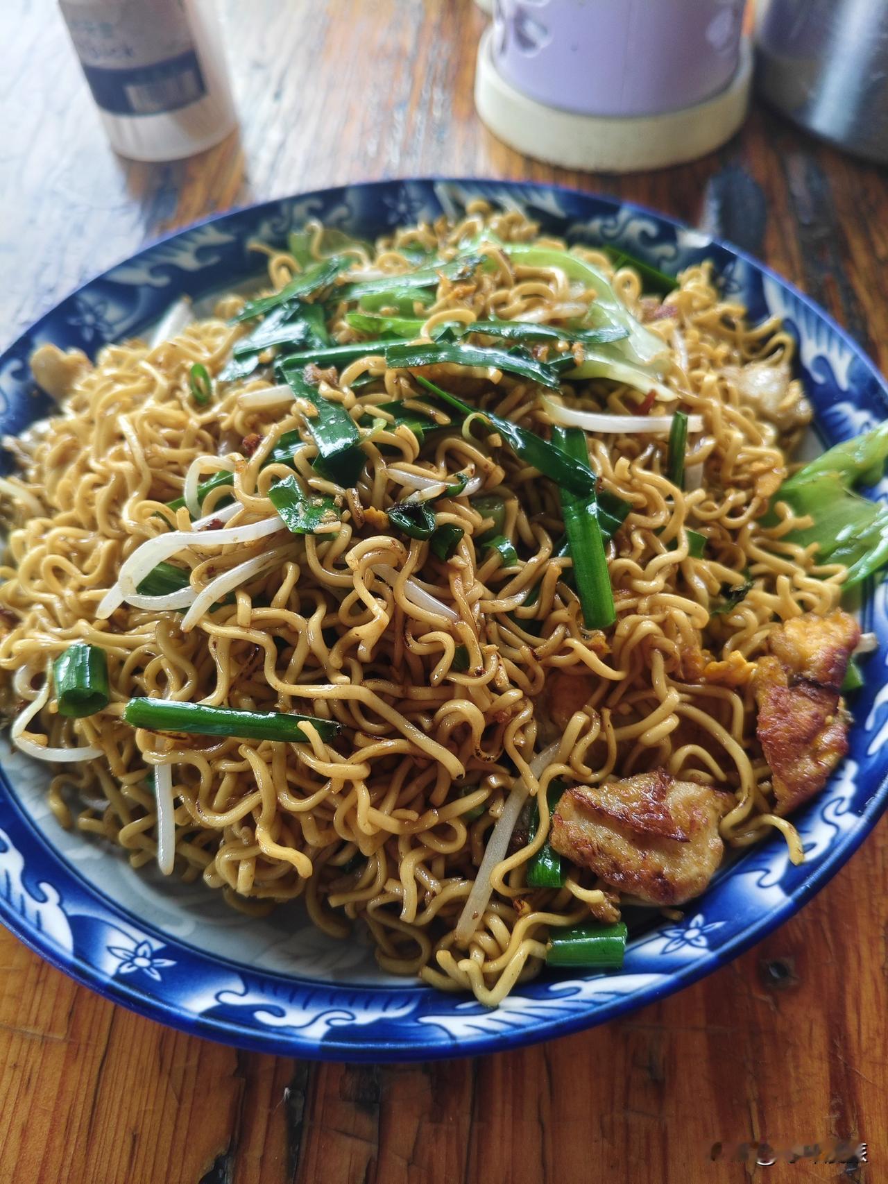 来份热气腾腾的炒面条，真不错