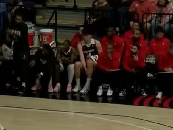 杨瀚森今天身体不适，不打发展联盟的比赛了。但具体伤病球队还没有公布，估计是没啥大