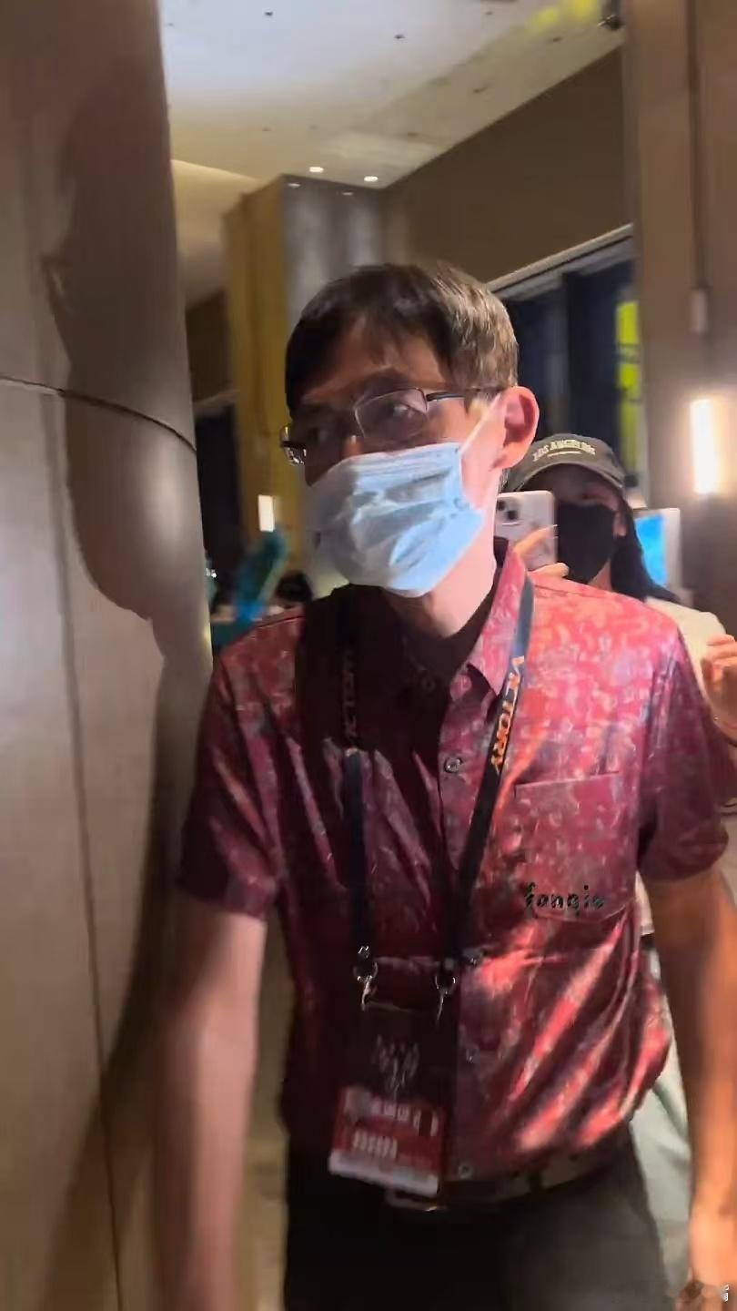 李飞也是执法上了私生雨露均沾，艺人老板一个都不放过李飞 离我远点