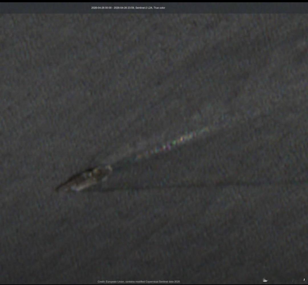 美国海军的黎波里(LHA-7)两栖攻击舰今天在阿拉伯海与阿利·伯克级驱逐舰一起被