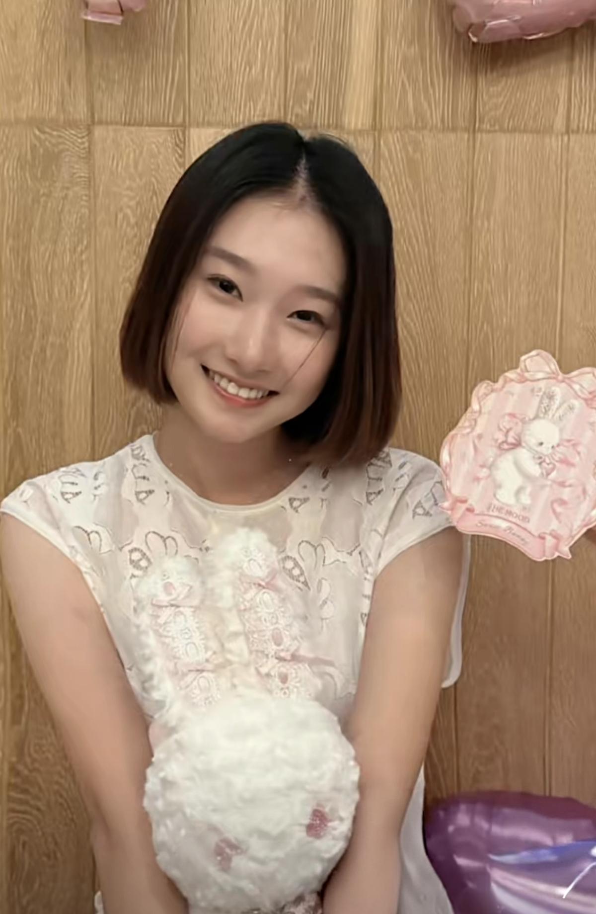 9月20号文章的大女儿文爱马成年啦。很多人说女儿像爸爸，而我觉得她的鼻子像妈妈一