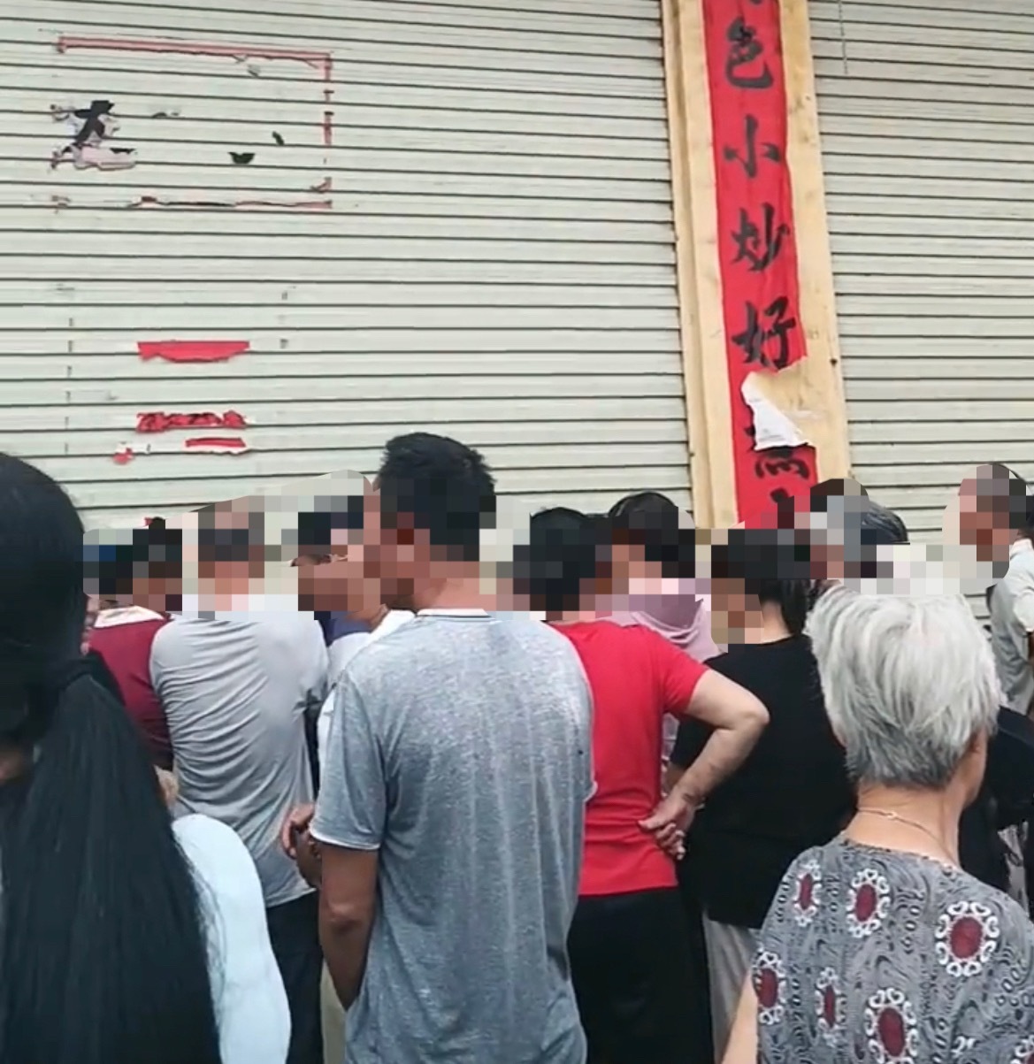 【玉林谷山一店铺倒闭比开业还多人】近日，网友爆料称：玉林市谷山的一个店铺倒闭关门