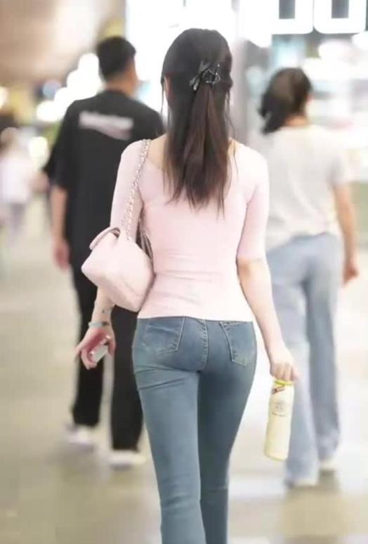 看到个让人哭笑不得的案子。

一男子拿张600万的假截图，外加一捆银行点钞用的“