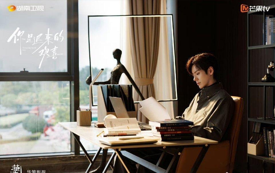 魏哲鸣新剧现偶黑马魏哲鸣现偶黑马男主许淮颂表面淡定内心全是戏，暗恋的小心思全藏在