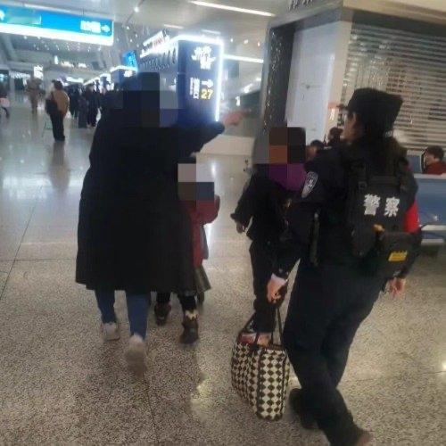 带3娃赶火车，5分钟丢俩！孩子妈当场崩溃大骂，结果警察来了又丢一个！这妈是咋带娃