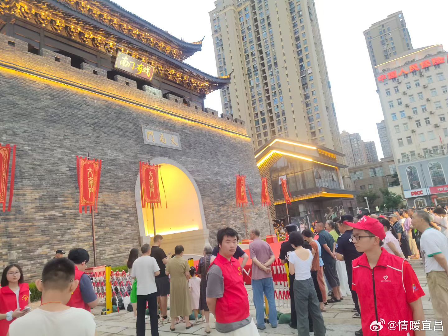 南门有戏，志愿同行2026年8月1日晚，南门有戏·土家幺妹来哒！沉浸式演出的现场